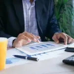 El fen贸meno que est谩 llevando a miles de profesionales chilenos a buscar nuevas oportunidades financieras ,Unsplash