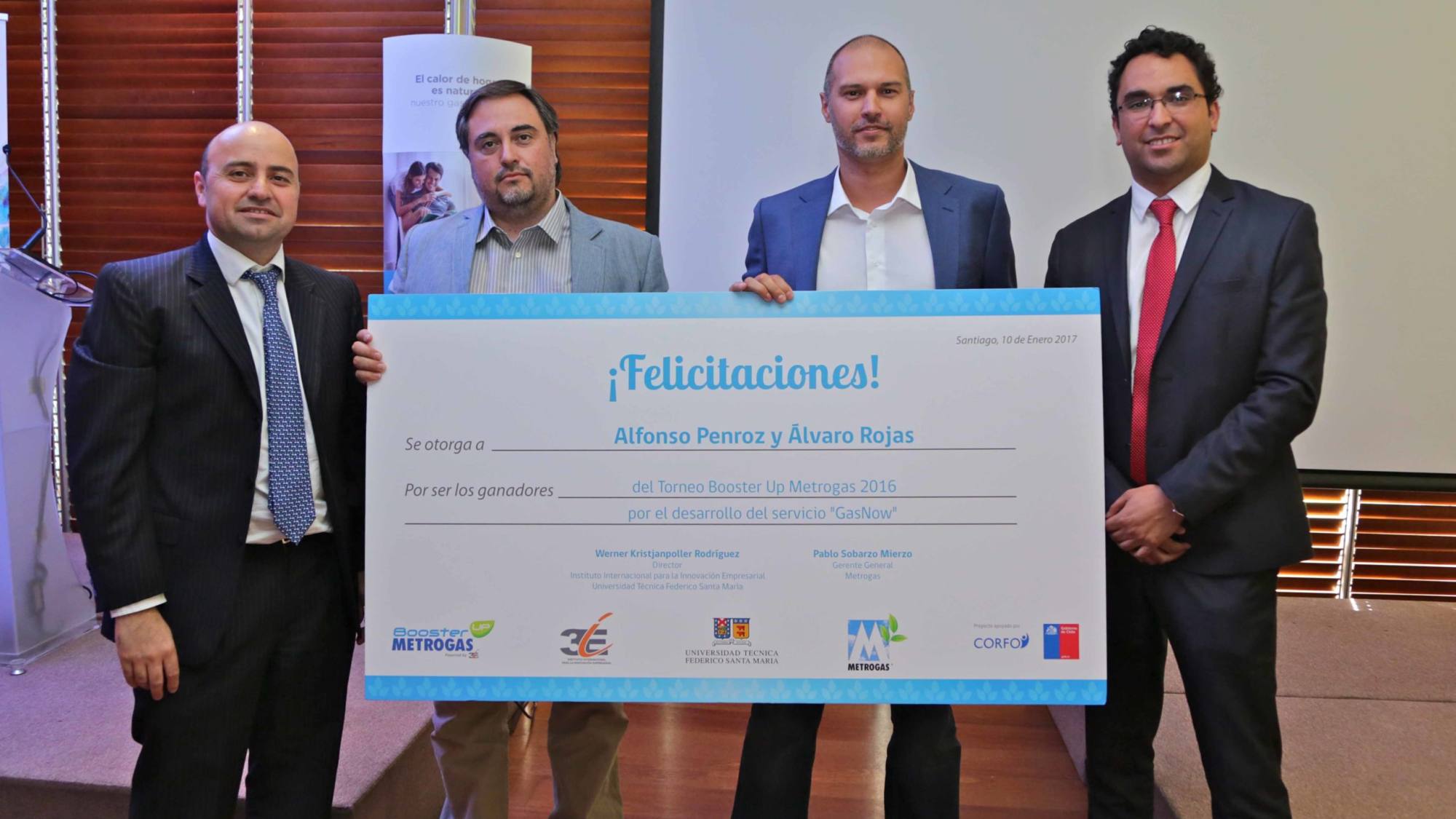 Gerente General de Metrogas y Gerente General 3IE junto a ganadores, EntrepreNerd