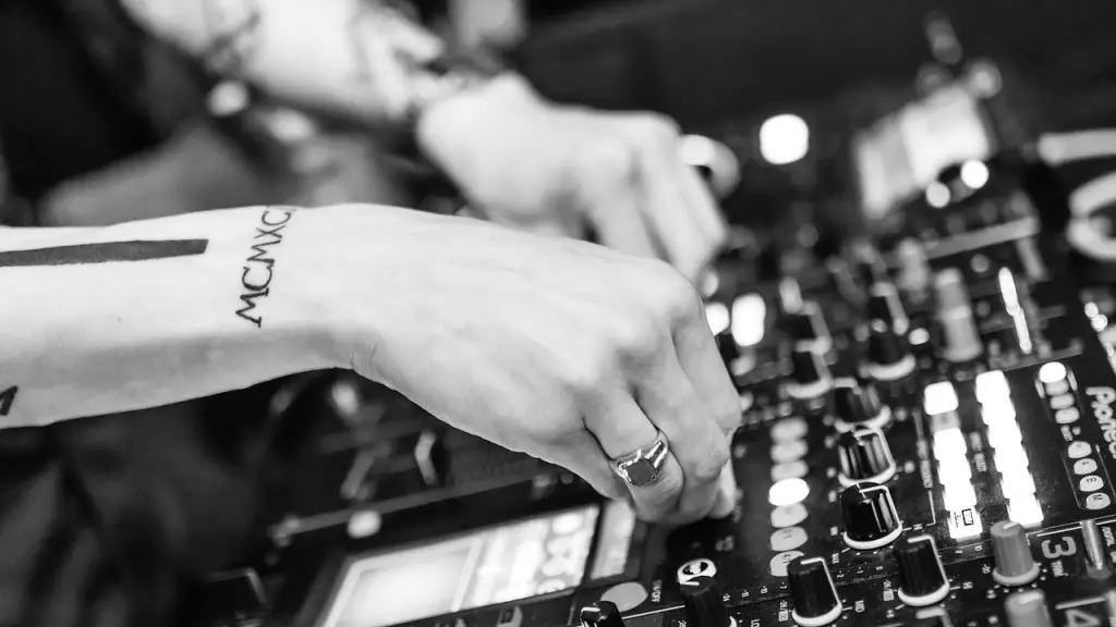 dj 720589 1280 ,EntrepreNerd