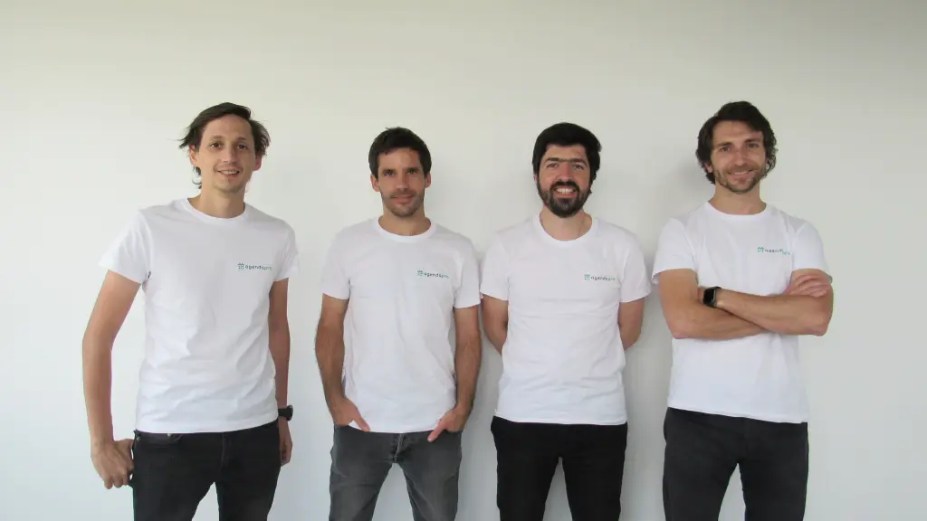 Equipo AgendaPro Sebastián Hevia Matías Ulloa Nicolás Rossi y Julio Guzmán ,EntrepreNerd