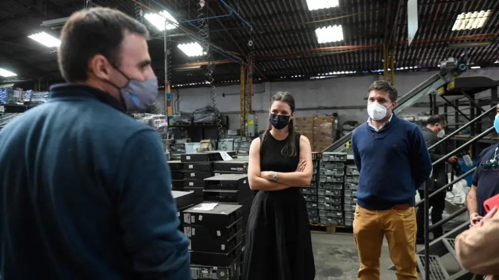Irina Karamanos junto a Matías González conociendo las instalaciones de Fundación Chilenter ,EntrepreNerd