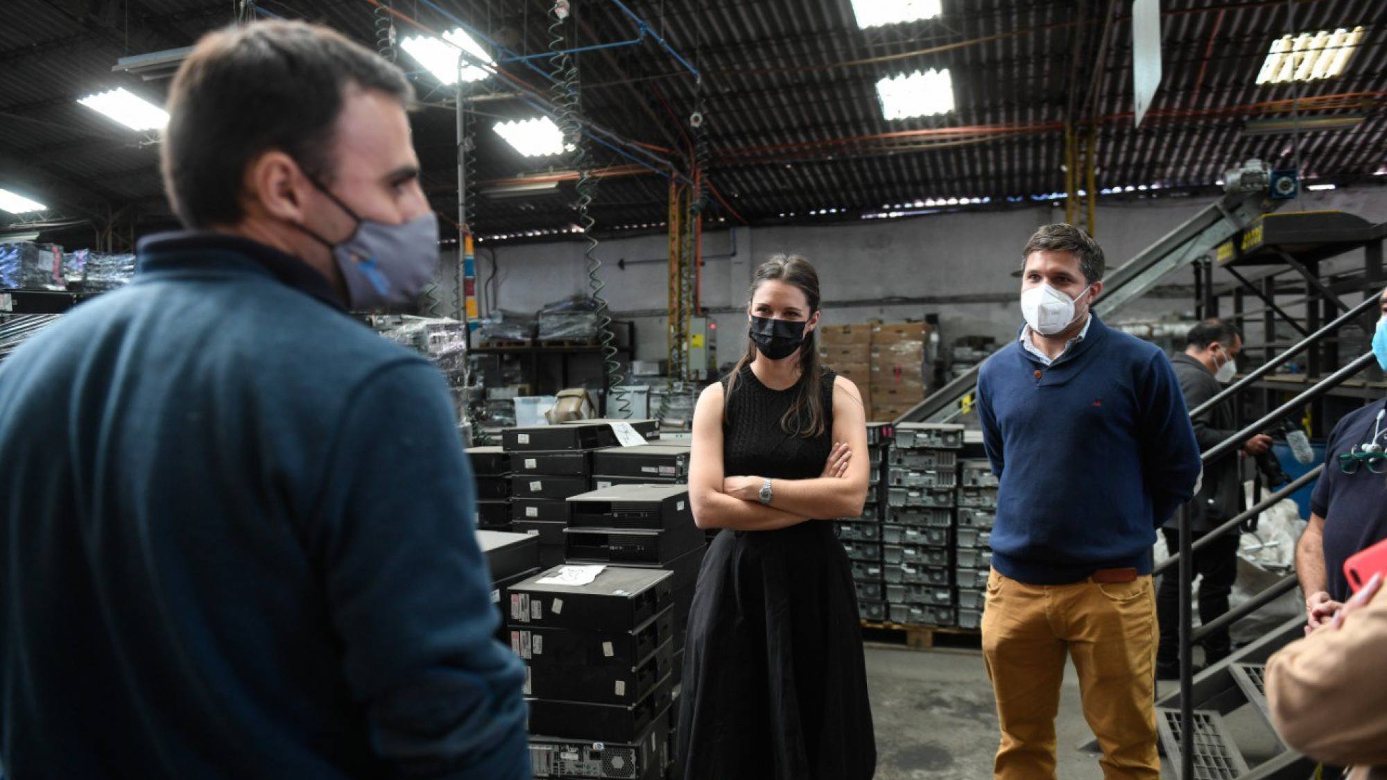 Irina Karamanos junto a Matías González conociendo las instalaciones de Fundación Chilenter, EntrepreNerd