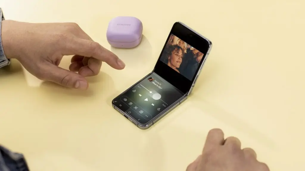 047 lifestyle galaxy zflip5 mint buds2pro borapurple e1694617538837 ,EntrepreNerd