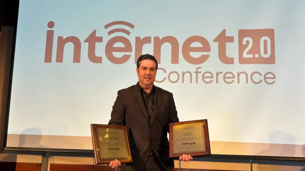 Edmundo Casas con 2 de 3 premios recibidos en Dubai e1708625130700 ,EntrepreNerd