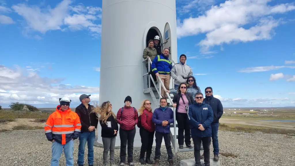 Academia H2V Magallanes: Becados visitan Bahía Laredo y Parque Eólico Cabo Negro ,Gentileza