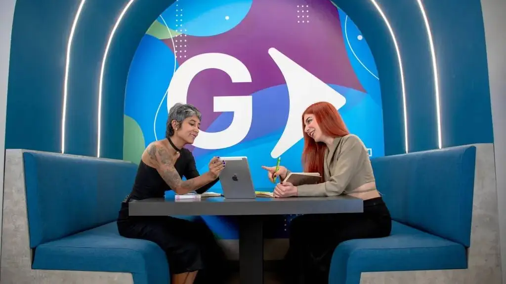 El programa consta de las siguientes cinco etapas, que estarán distribuidas en dos clases semanales virtuales, brindadas por profesionales y expertos del CES, AWS y Globant. ,Gentileza