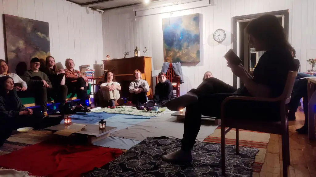 Narrator reads it's history - The Thousand Tales m