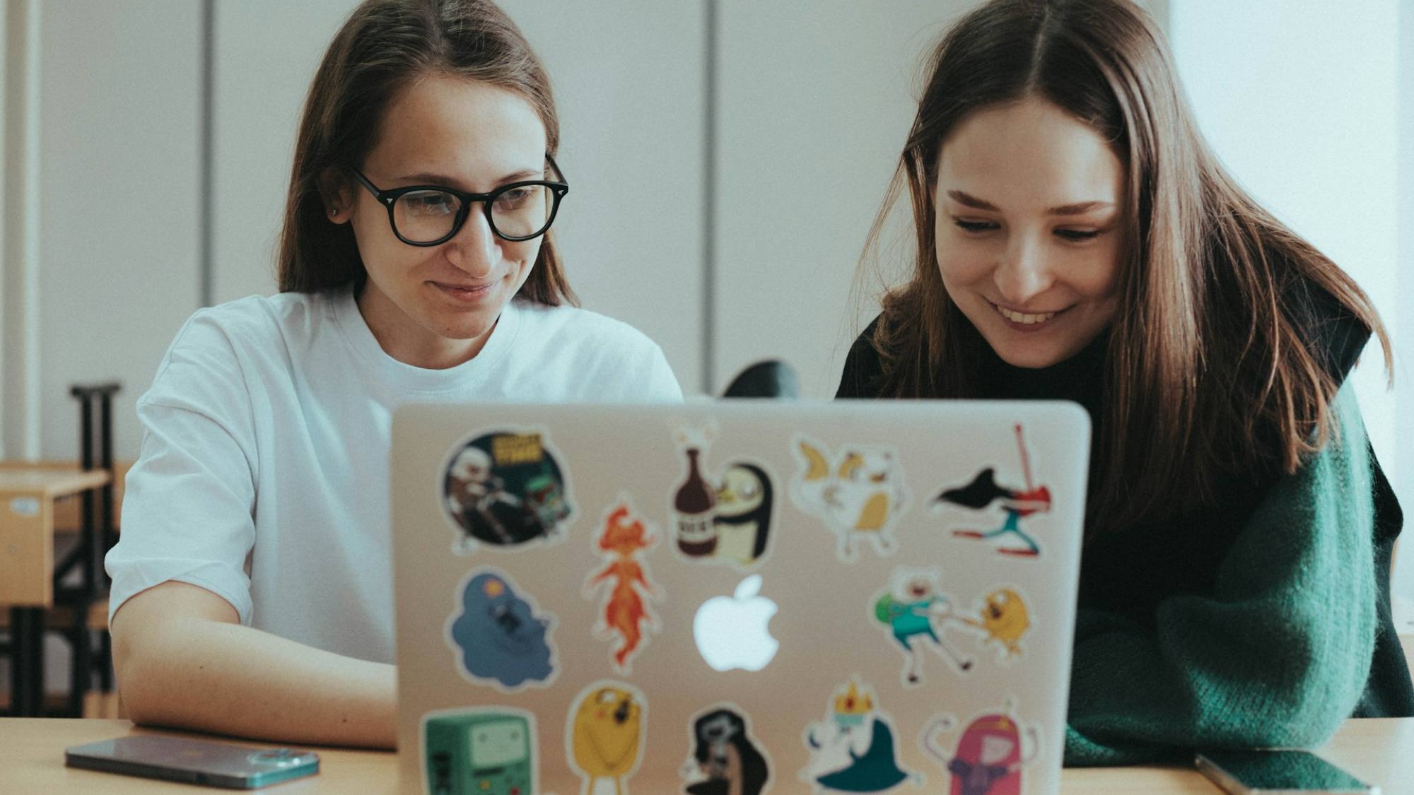 IncubaUdeC lanza programa para impulsar el liderazgo femenino en cleantech , Unsplash