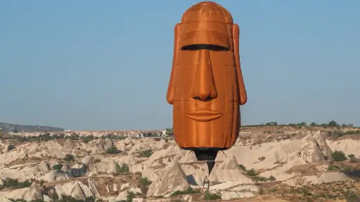 El globo aerostático inspirado en la cultura Rapa Nui debutó en los cielos de Turquía en el inicio de la Travesía Capadocia. ,Fundación y Organización Deportiva Dream Here  Sueña Aquí 