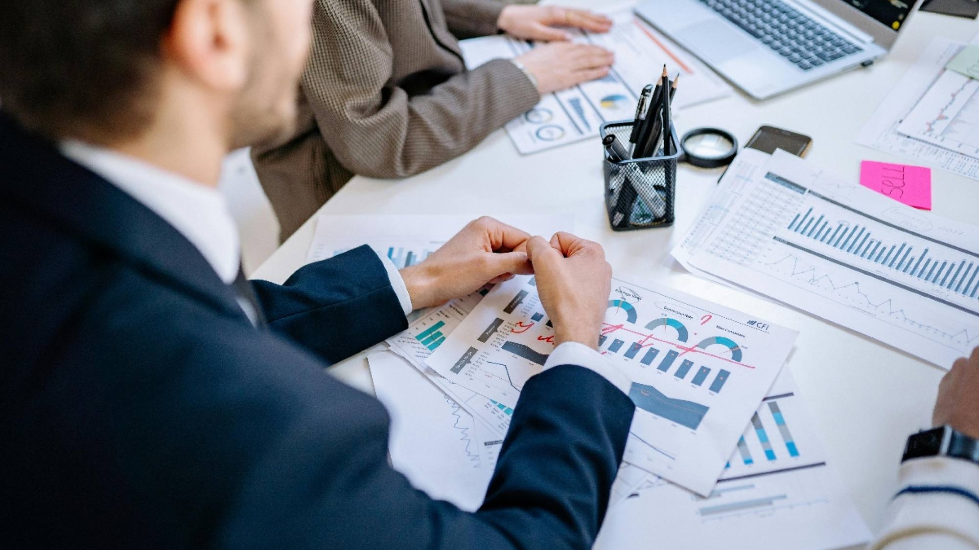 Una buena visualización de datos convierte cifras complejas en hallazgos claros y accionables., Pexels