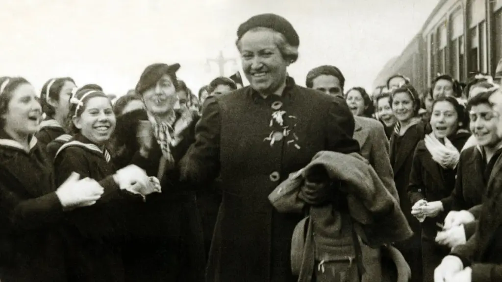Fue en 1945 cuando Gabriela Mistral, recibió el Premio Nobel de Literatura, siendo la primera mujer de iberoamericana en obtener tal distinción. ,GAM / Exposición Museo de BBAA
