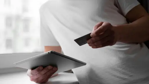 ¿Qué pasa si no pago mi tarjeta de crédito a tiempo? ,Pexels