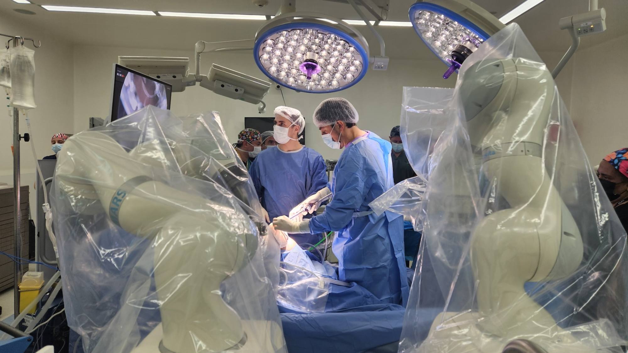 Realizan en Chile primera cirugía autónoma guiada por IA con la plataforma robótica MARS de Levita Magnetics, Clínica Las Condes / Levita Magnetics