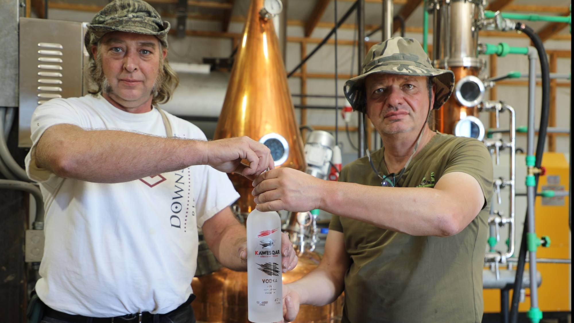 Chandler Peters, asesor técnico, y Yulian Popov, fundador de Vodka Kawesqar, Corfo Aysén