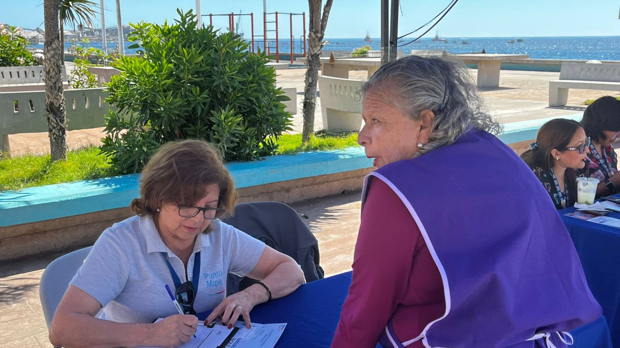 Más de 40 emprendedoras de Antofagasta formalizan sus negocios con apoyo de Capital Abeja Emprende, Sercotec 