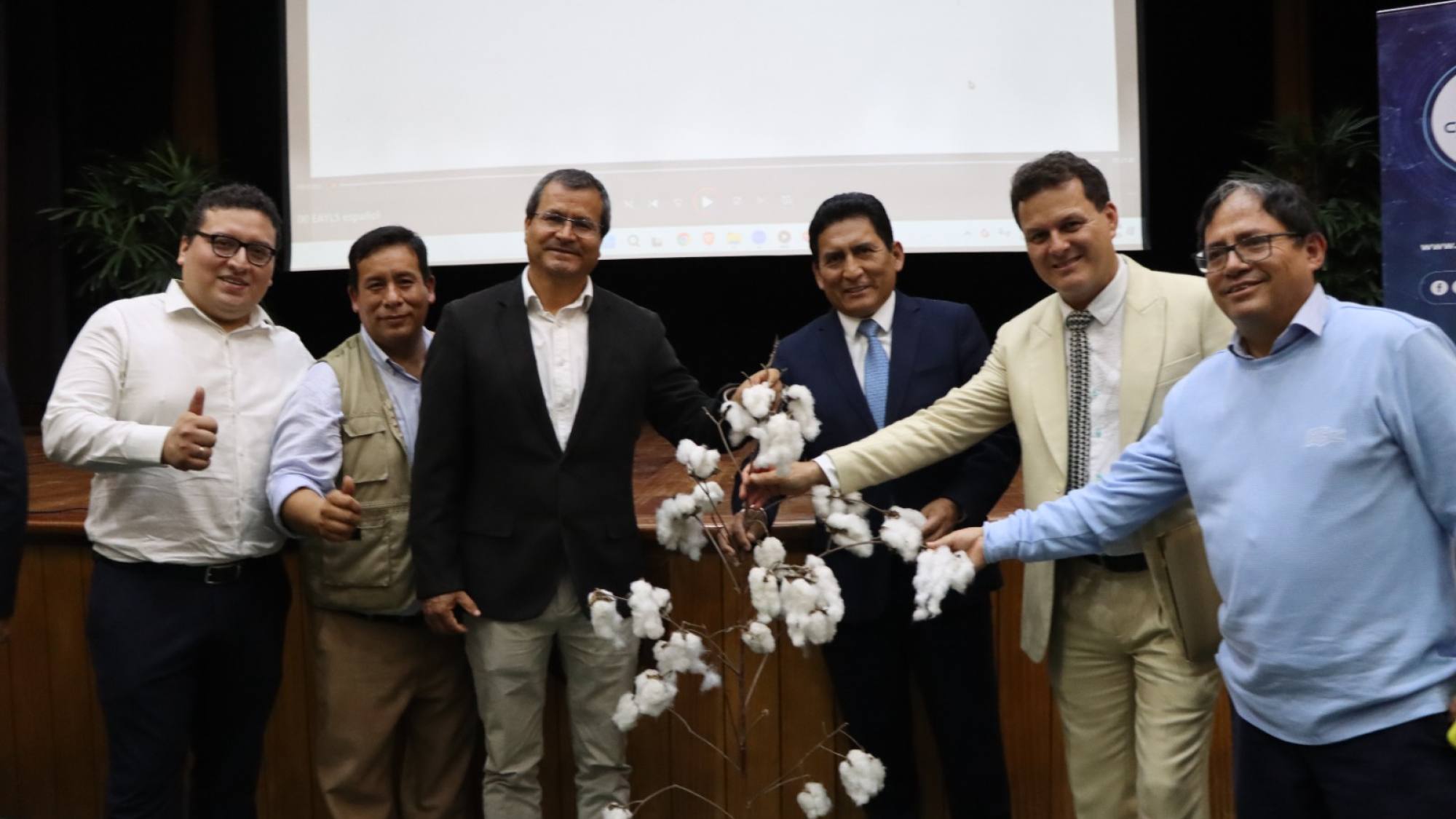 El rector de la Unalm, el ministro y el docente que lideró el equipo  investigador, Dr Raúl Blas., Foto: UNALM