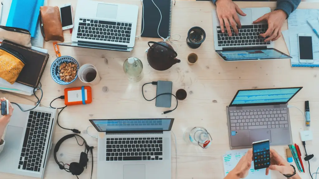 Los ecosistemas empresariales progresivamente están transitando hacia el talento mixto, combinando recursos humanos y herramientas de IA. ,Unsplash