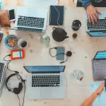 Los ecosistemas empresariales progresivamente están transitando hacia el talento mixto, combinando recursos humanos y herramientas de IA. ,Unsplash