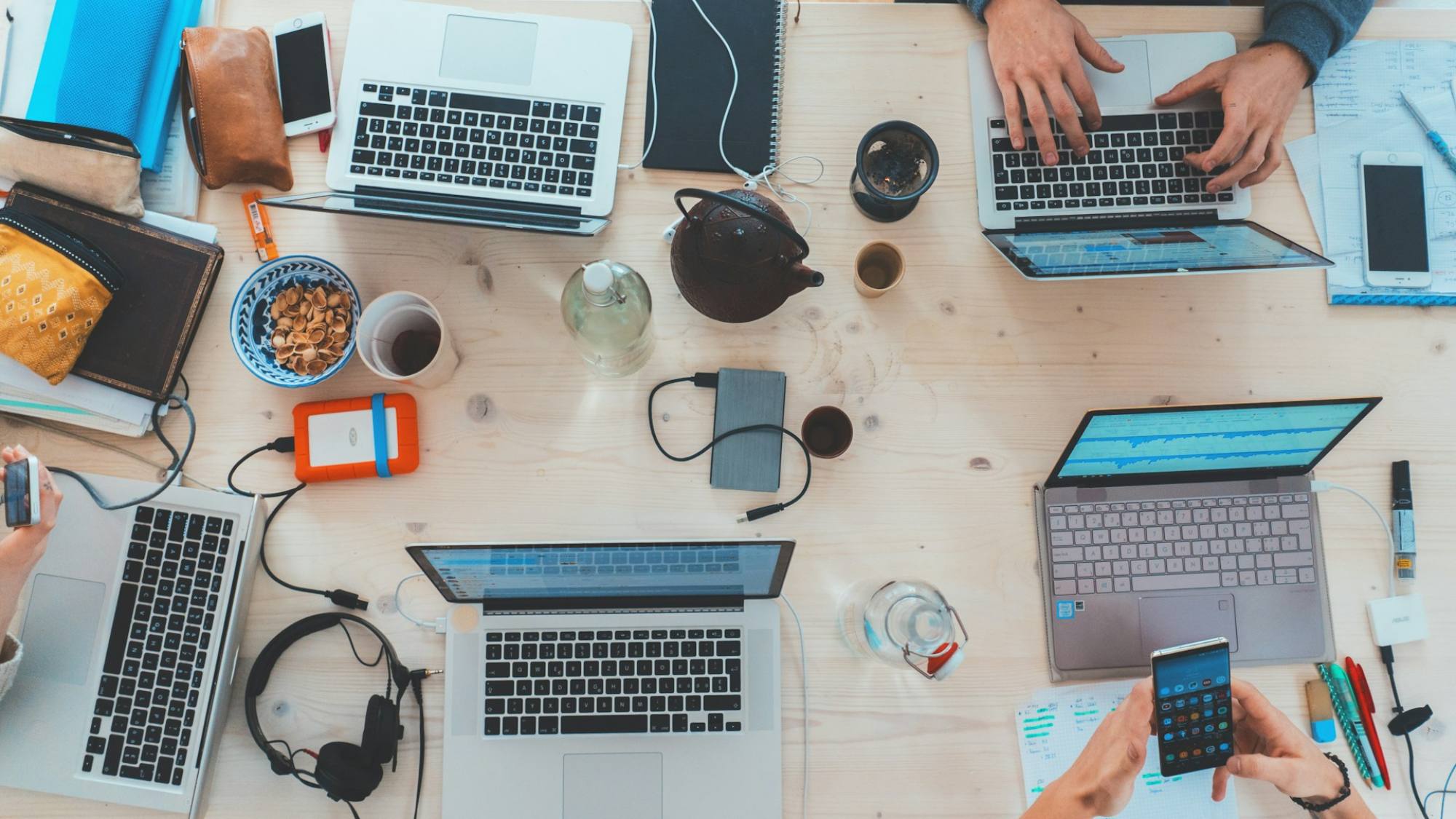 Los ecosistemas empresariales progresivamente están transitando hacia el talento mixto, combinando recursos humanos y herramientas de IA., Unsplash