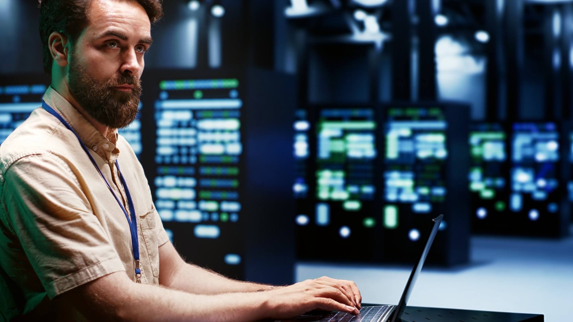 Programmer writing server recovery plan, Gentileza