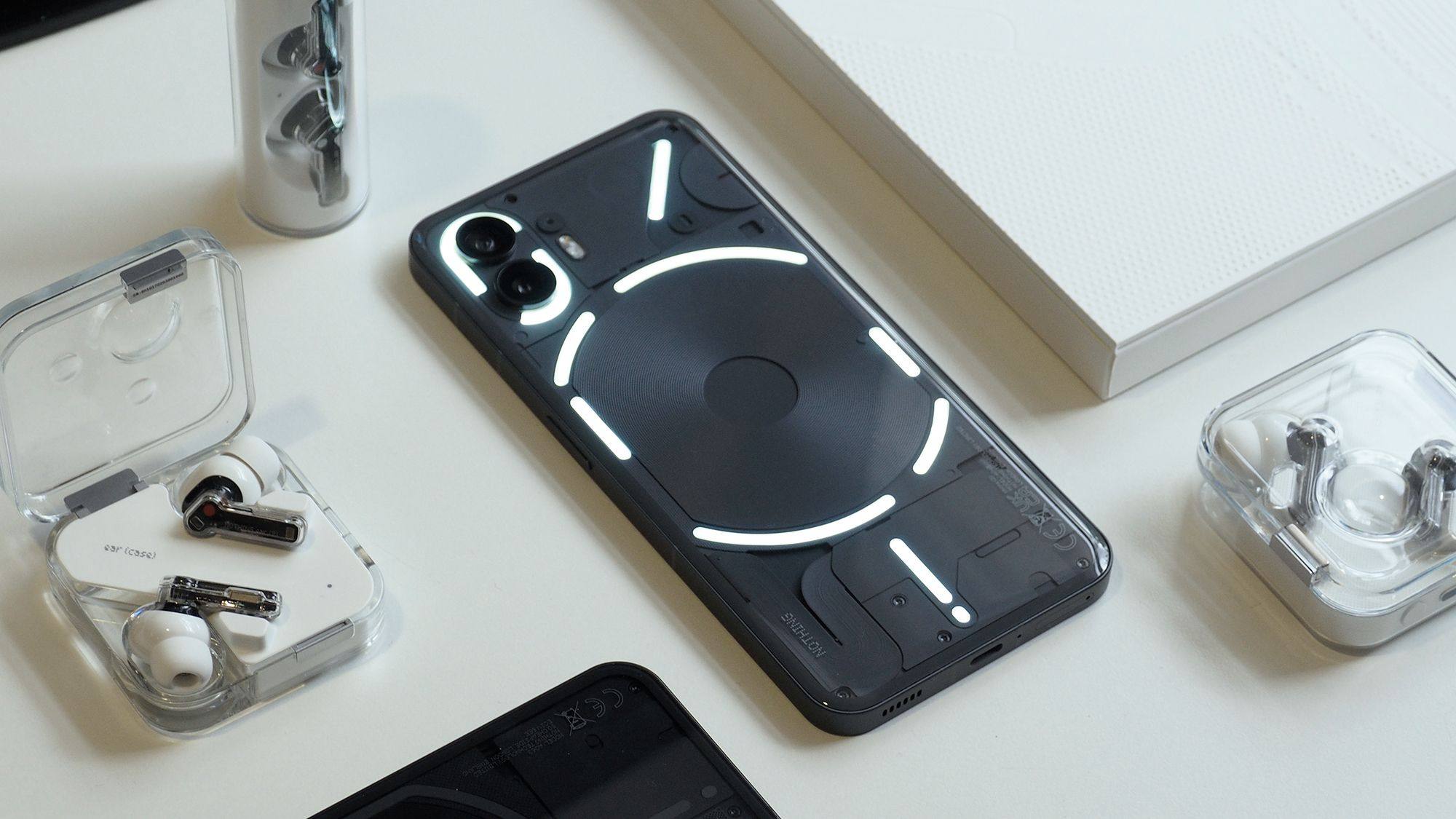 Nothing apuesta por celulares con diseño transparente y minimalista, Nothing