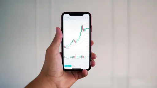 mano, smartphone, finanzas, el comercio de acciones, dia de cambio, iphone, inversor, dinero, poder, rico, equidad, comerciante, comerciante del día, invertir, inversión, bancario, bolsa de valores, forex, datos, investigar, corredor, invertir, forex, for ,Pixabay